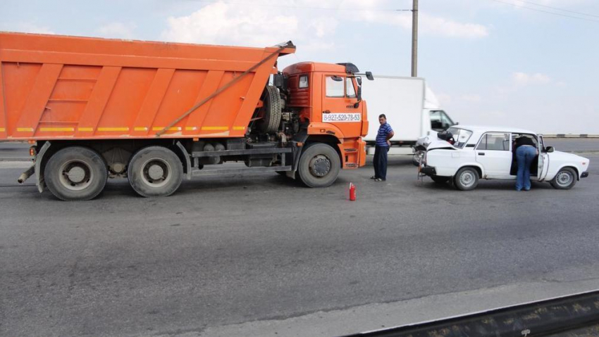 В Волгограде КамАЗ протаранил «семерку»: пострадала пенсионерка