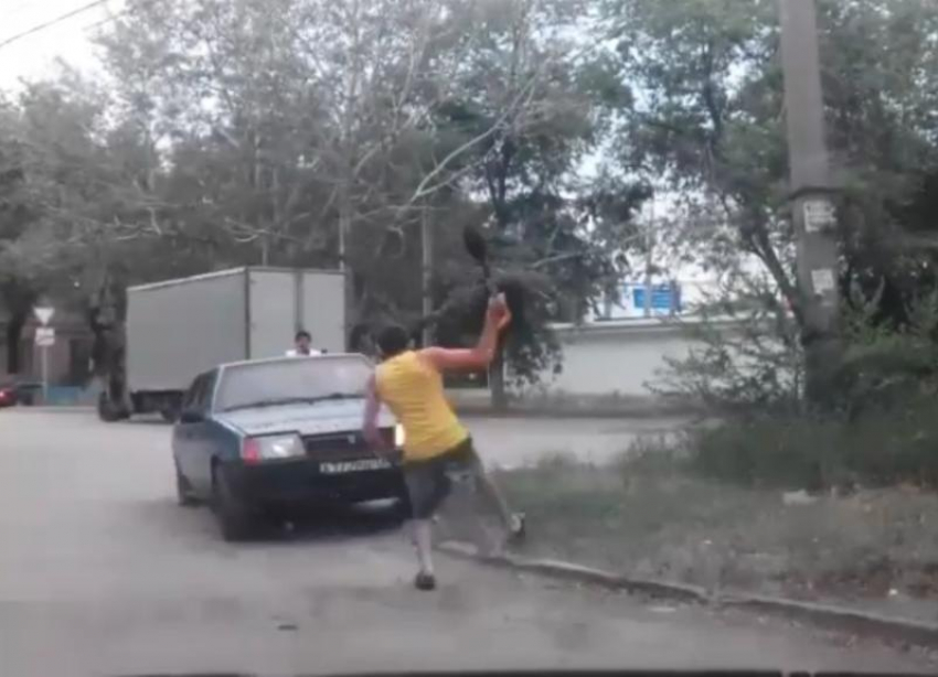 На видео попали дорожные разборки с лопатой и перцовым баллончиком в Волгограде
