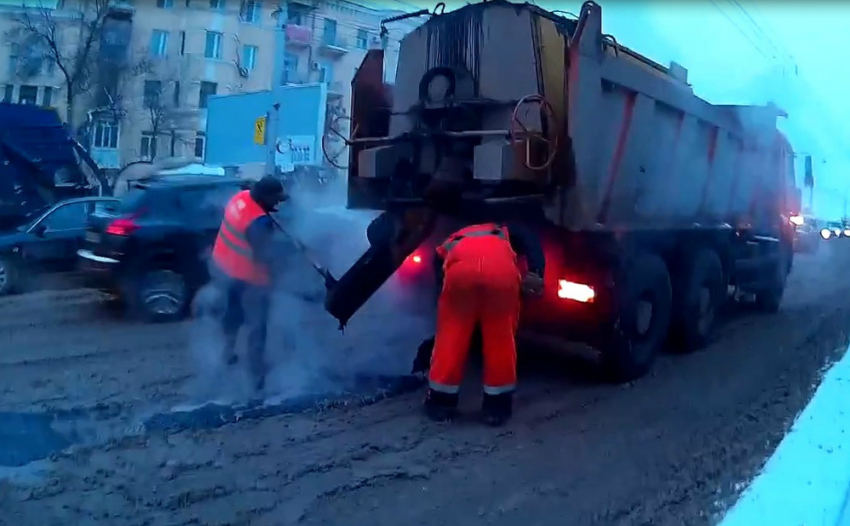 В Волгограде вопреки непогоде дорожники кладут асфальт на грязь и мокрый снег