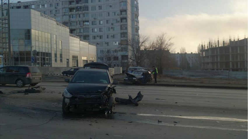 В Волгограде при столкновении Hyundai и ВАЗ-2112 пострадал 23-летний электромеханик
