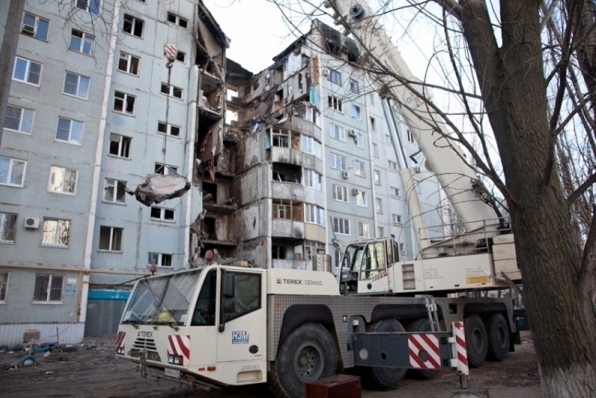 В Волгограде разбирают верхние этажи взорванного дома 