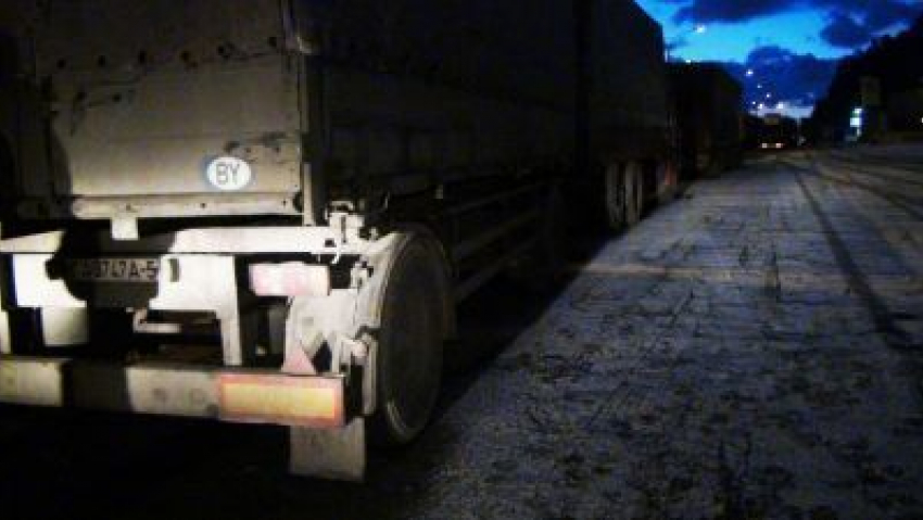 Ночью под Волгоградом мужчина погиб, зажатый двумя грузовиками