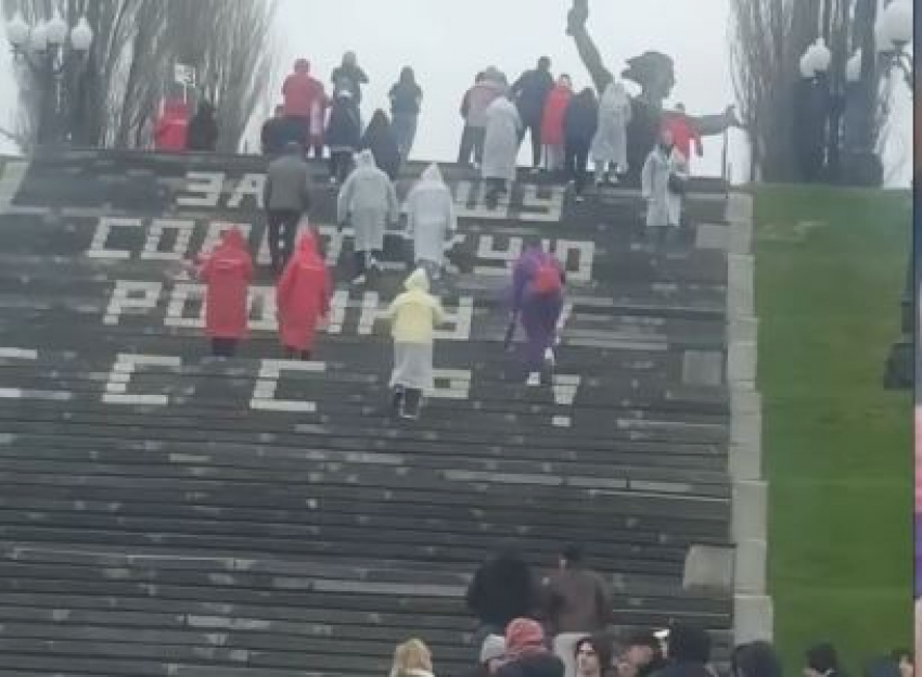 Толпы туристов устремились на Мамаев курган в самый холодный день апреля 