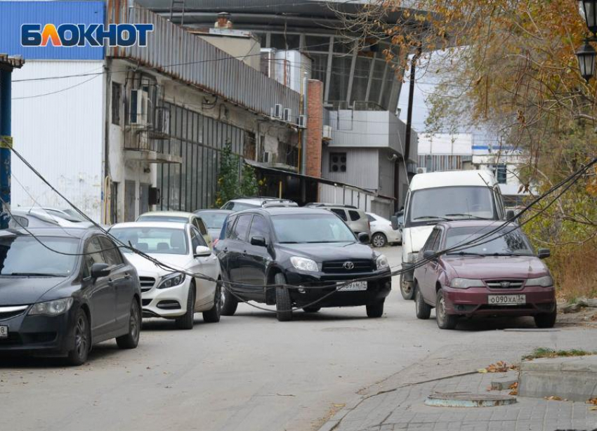 Провисшие провода заблокировали движение машин в Волгограде на Невской