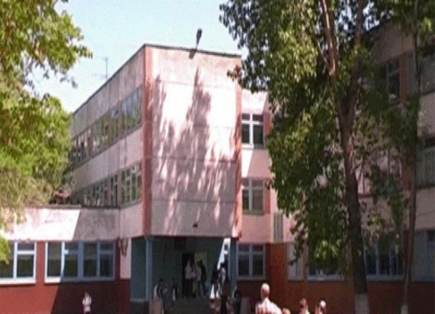 «Предлагал «чернобыльскую жидкость» и бегал с лезвием»: родители намерены устроить забастовку в школе №102 из-за третьеклассника