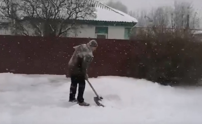 Откапывающихся от снега жителей Волгоградской области сняли на видео