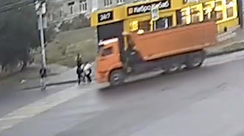 «КАМАЗ» наехал на женщину с ребенком и подростка в Волгограде: видео