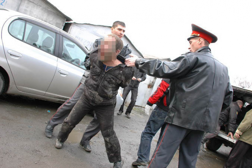 Под Волгоградом угонщик авто едва не зарезал инспектора ДПС