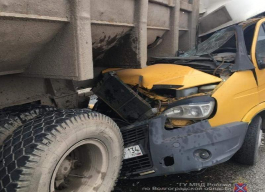 В Волгограде протаранивший грузовик водитель маршрутки №15С пытался скрыть, что везет пассажиров