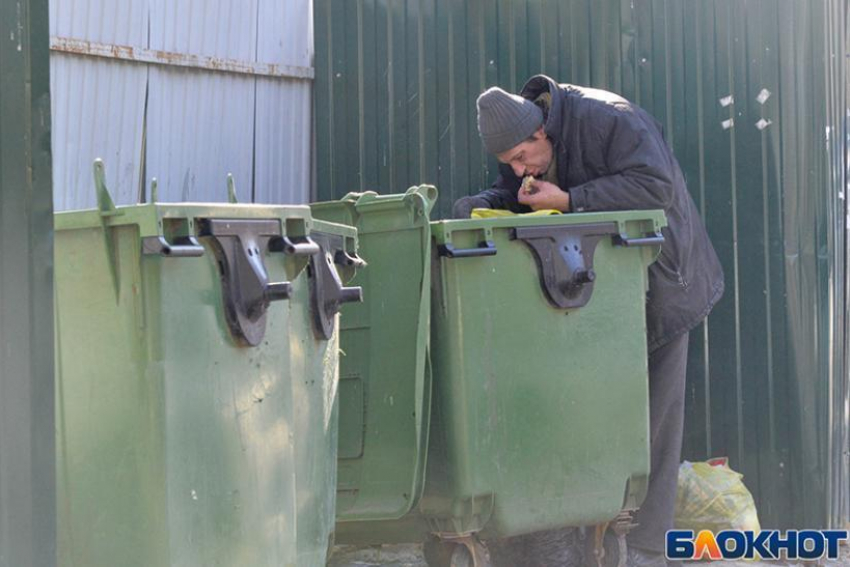 Нищий Волгоград: жители едят прямо из мусорки