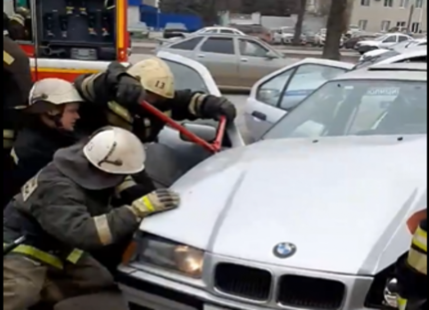 Стали известны подробности ДТП в Волжском, где водитель BMW влетел в остановку