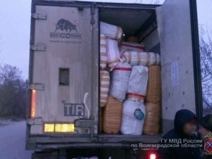 Под Волгоградом вместо хурмы водитель грузовика вез 20 тонн иностранной одежды