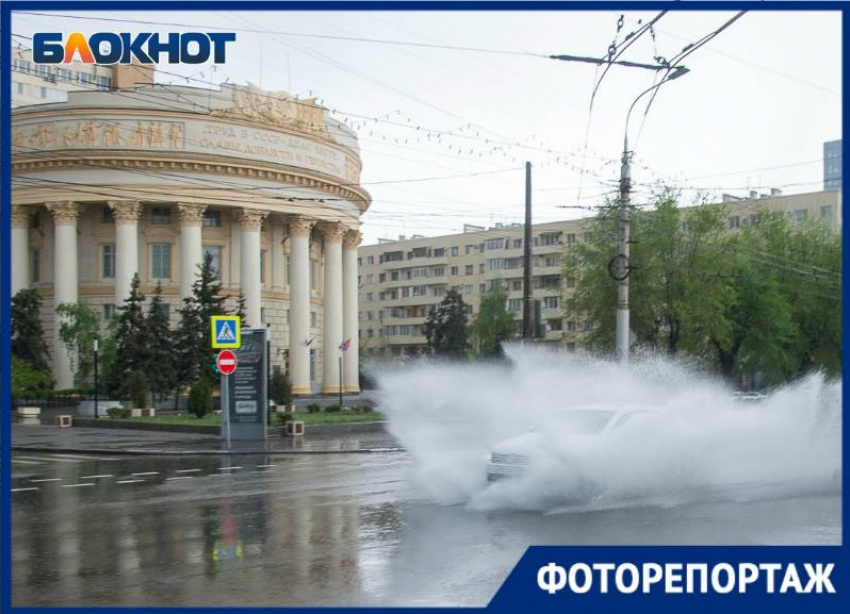 Ливень, который неожиданно накрыл Волгоград, в объективе фотографа