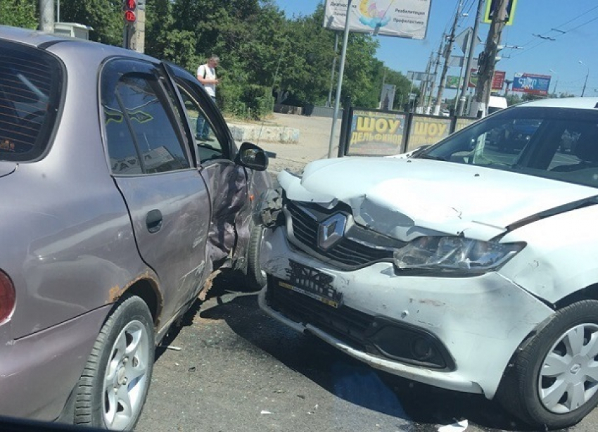 Аварию белого «Мерседеса» с легковушкой на севере Волгограда обсуждают горожане