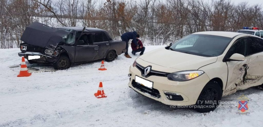 Renault протаранил «семерку» под Волгоградом: оба водителя и три пассажира в больнице