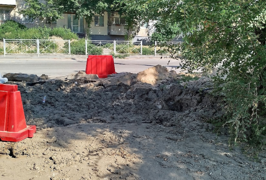 Коммунальщики заблокировали въезд во двор волгоградцам