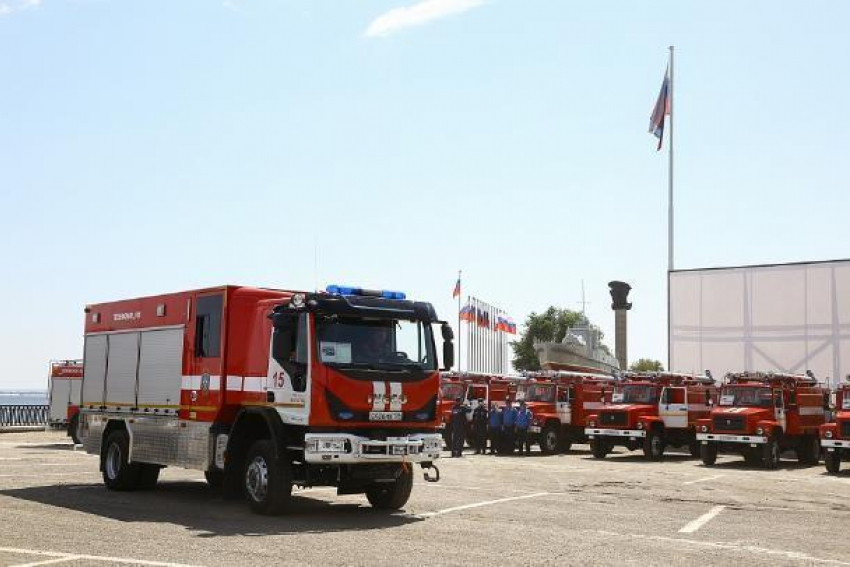 Волгоградские пожарные получили новые цистерны на колесах