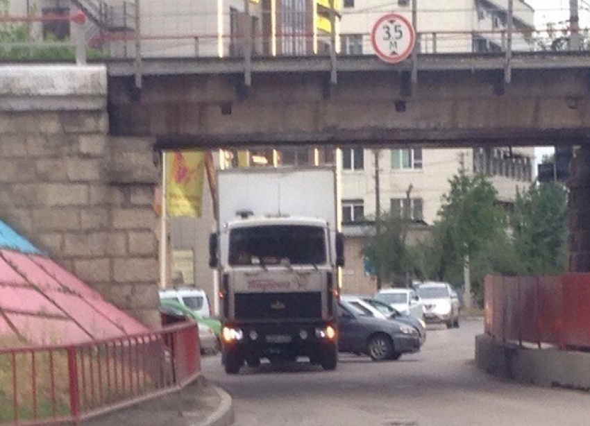 В Волгограде ДТП с грузовиком «Покупочки» заблокировало движение под низким путепроводом