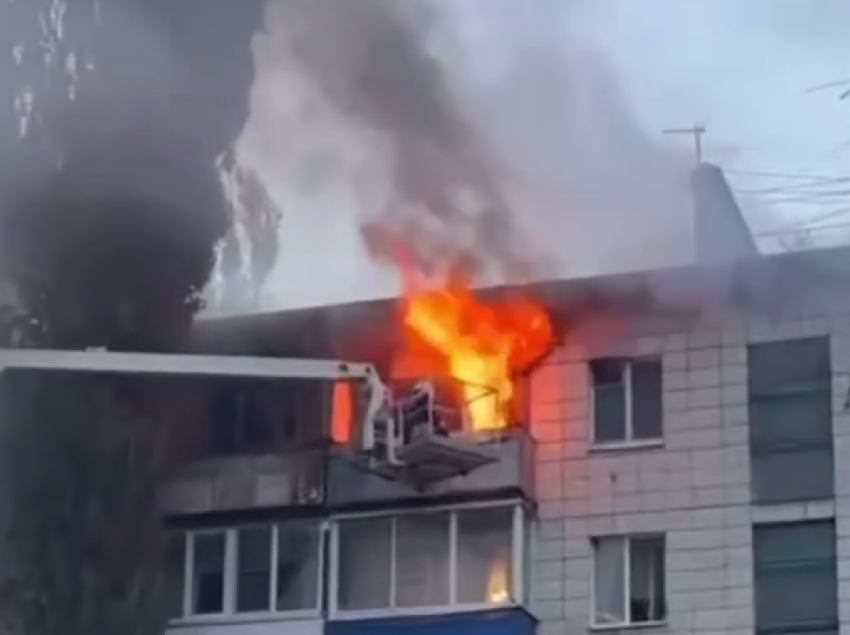 Бабушку спасли из полыхающей пятиэтажки в Волгограде - видео