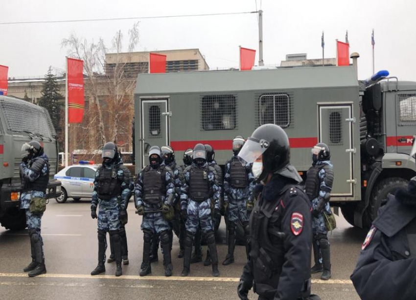 Автозаки и перекрытие движения: в центре Волгограда несанкционированное мероприятие 