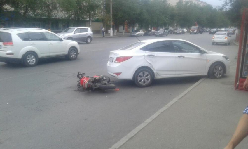 В Волгограде «Хендай» сбил 21-летнего мотоциклиста