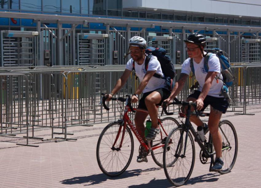 Двое болельщиков 24 дня ехали на велосипедах из Англии в Волгоград