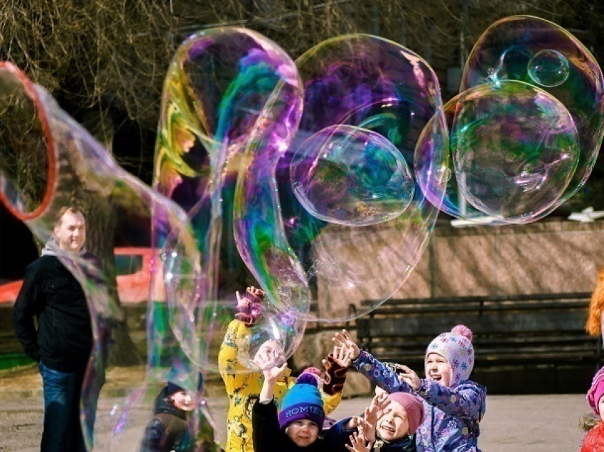 Жители Волгограда запустили гигантские мыльные пузыри