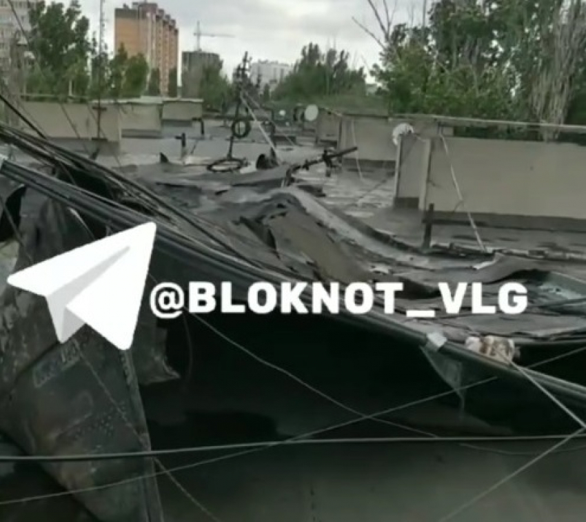 Ураган сорвал кровлю дома на юге Волгограда: «Жильцы в тихом ужасе»