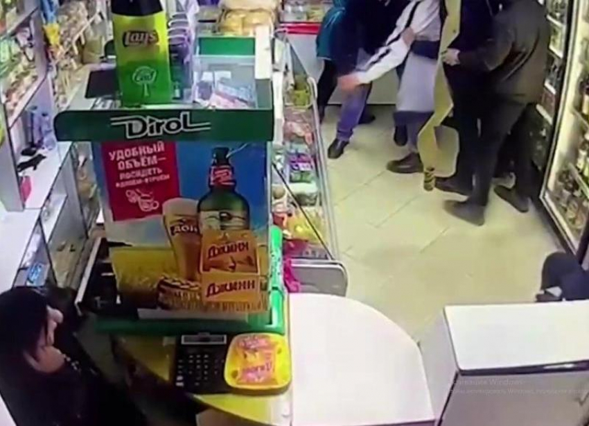 Покупатели обезоружили напавшего на продавца мужчину с пистолетом в Волжском: инцидент сняли на видео