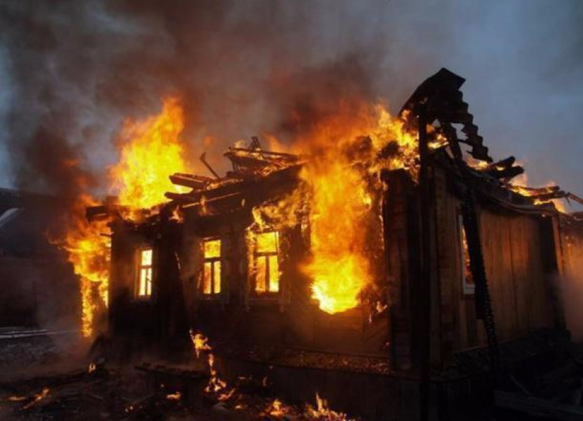 Рухнувшая при пожаре под Волгоградом крыша заживо похоронила женщину 