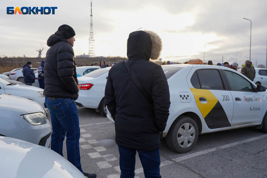 «Яндекс» повысил зарплату волгоградским таксистам на 6 рублей