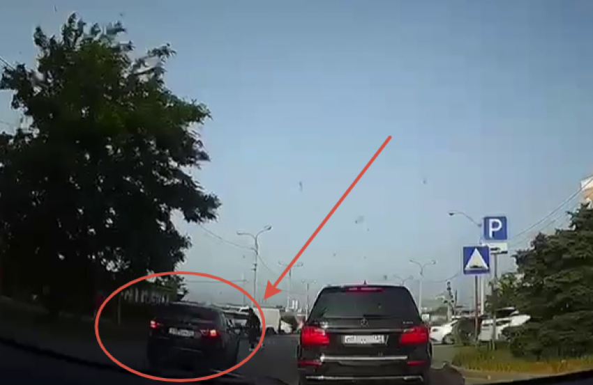 Сама споткнулась: сотрудников ДПС обвинили в замалчивании наглого ДТП в Волгограде