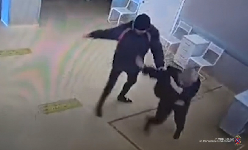 Пьяный пациент избил сотрудницу больницы в Волгограде: видео