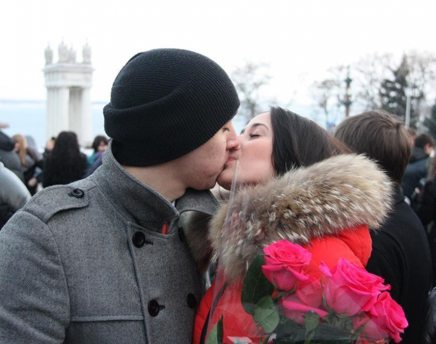 Фоторепортаж: шумные улицы, волгоградцы целуются