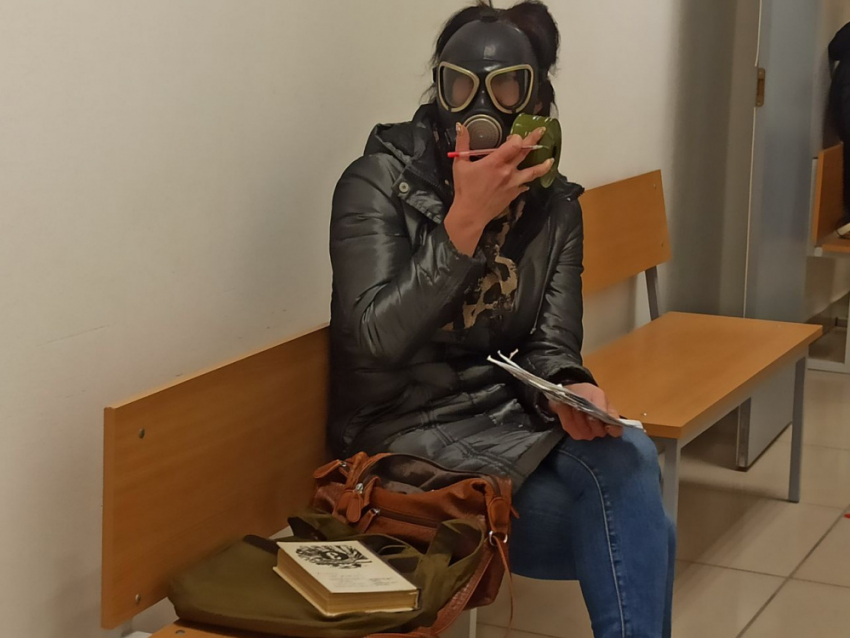 Волгоградку оштрафовали за штурм кабинета Ольги Зубаревой без маски