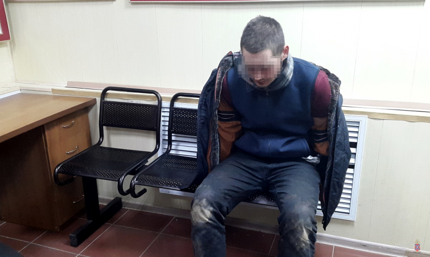 Под Волгоградом психически нездоровый юноша ранил ножом полицейского