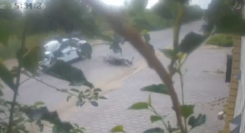 Четырнадцатилетний на ходу слетел с мотоцикла в Волгограде — видео