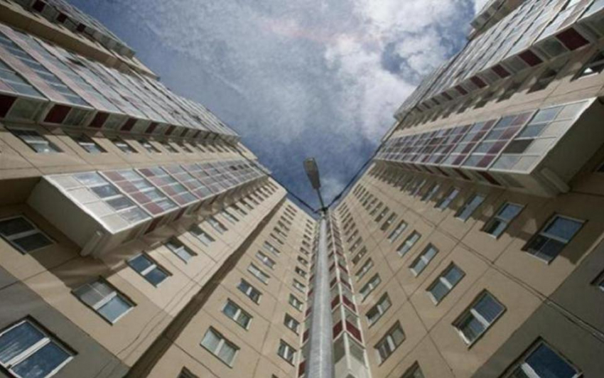 Волжанин погиб при падении из окна 10-этажного дома 