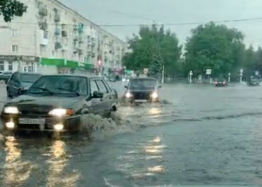 Мощный дождь затопил город в Волгоградской области: видео