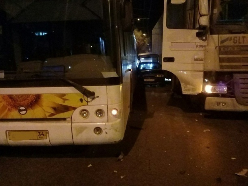 На юге Волгограда произошла авария-бутерброд: легковушку зажали автобус и большегруз