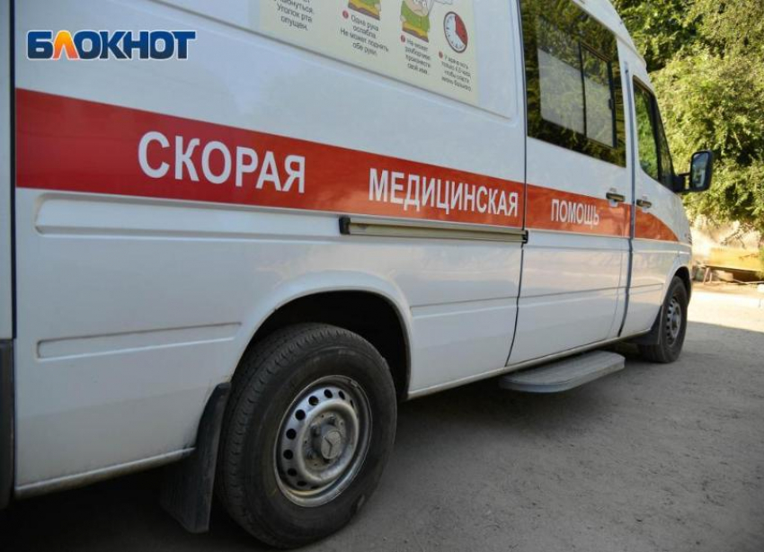 Skoda в Волгоградской области вылетела под фуру: водитель умер в больнице