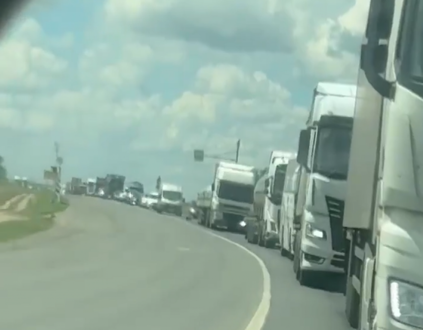 Дикая пробка кошмарит на выезде из Волгограда: полчаса ползли шесть километров