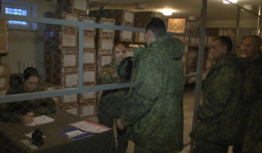 Мобилизованным волгоградцам выдали зимние шапки и белье