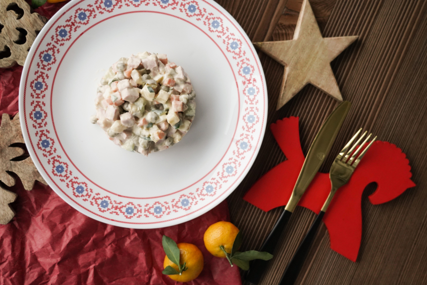 Салатный баттл: вкусный и выгодный новогодний стол