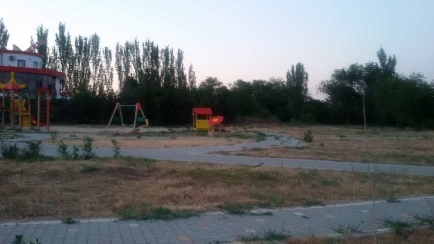 На юге Волгограда за 2 млн вместо парка отдыха поставили детскую горку и качели