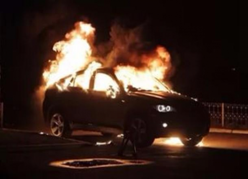 На видео попал горящий в Волгограде BMW-Х6 