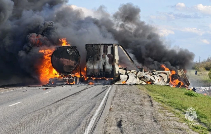 Два грузовика и легковушка загорелись после ДТП под Волгоградом, есть погибший