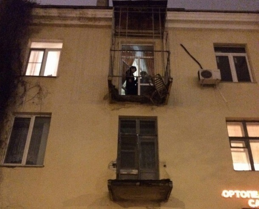 В результате обрушения балкона в центре Волгограда пострадали двое мужчин