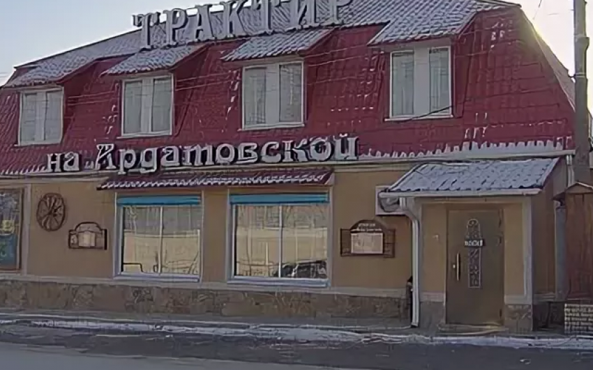 В Волгограде из-за пожара в кафе перекрыли дорогу