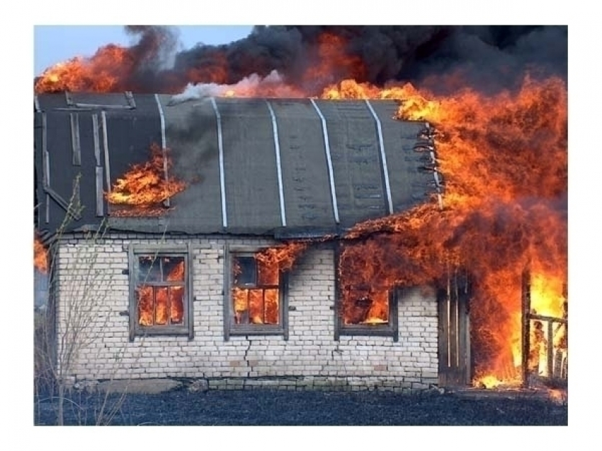 В Светлоярском районе злоумышленники спалили дачу